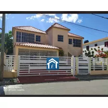 Casa En Venta En El Centro De Higueyconsta De Primer Nivel