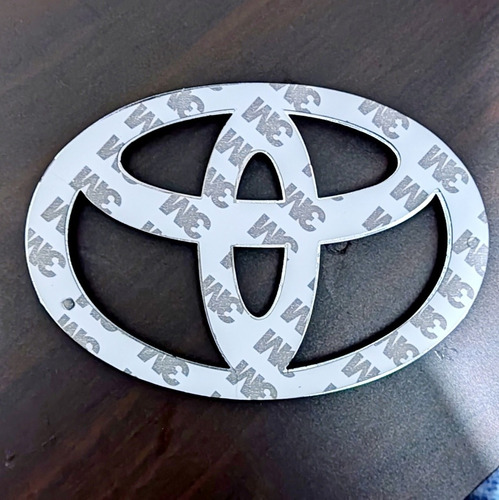 Logo Emblema Insignia Frontal Toyota Hilux 2006 A 2015 Foto 4