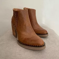 Bota De Cuero En Punta Con Base De Goma Y Taco Ancho