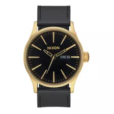 Reloj Pulsera Nixon The Sentry De Cuerpo Color Dorado, Analógica, Para Hombre, Fondo Negro, Con Correa De Cuero Color Negro, Agujas Color Dorado, Dial Dorado, Minutero/segundero Dorado, Bisel Color Do