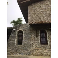 Hermosa Quinta Con Bella Arquitectura En La Lagunita