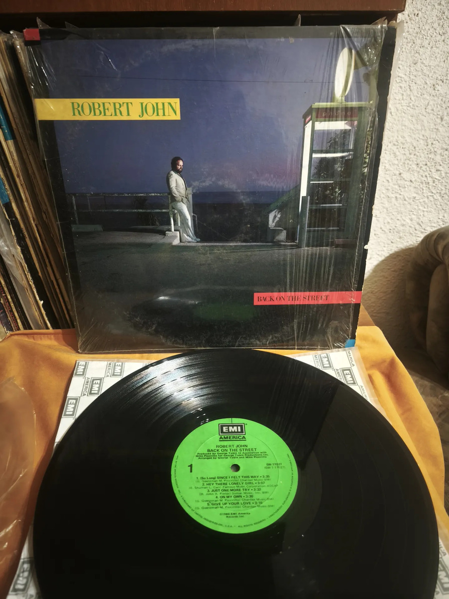 Robert John - Back On The Street