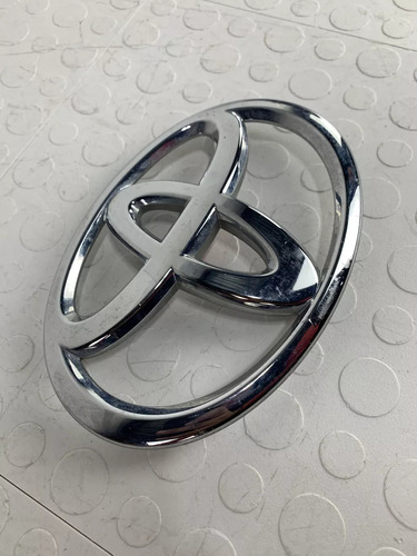 Emblema Original De Parilla Toyota Hilux 2021 Foto 3