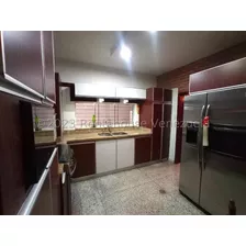 Casa En Venta Calle Cerrada, De Un Nivel, Muy Conservada Y Con Cocina Actualizada, Tiene Una Dimension De 373.27 Mtrs De Terreno Ymp 247.42 Mtrs De Construccion. Trigal Centro Valencia 24-7873