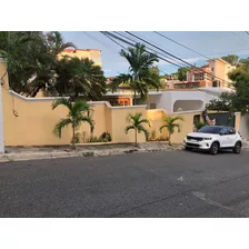 Casa De Venta En El Condado, Santo Domingo Oeste, A Minutos De La Autopista Duarte Y Plaza Duarte.