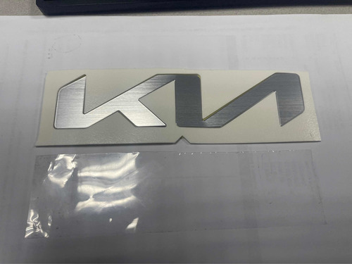 Emblema Kia 2023 (aluminio) Foto 5
