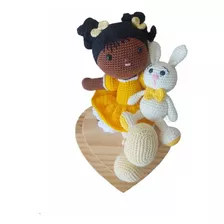 Boneca Cabelo Preto E Amiguinho Coelho Em Amigurumi - Crochê