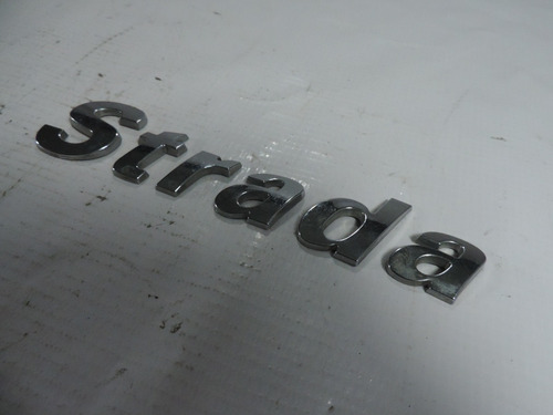 Emblema  Strada   Tapa Cajuela Fiat Strada  2009-2013 Foto 4