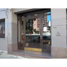 Alquiler Apartamento En El Centro Sobre Av. Del Libertador De Tres Dormitorios Dos Baños.