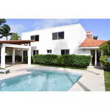 Casa En Venta En Cocotal, Punta Cana, 351m2, 3 Hab. 2 Parqueos, Excelente Ubicación, Villa Con Todas Las Comodidades, Playas, Disfrute De Las Instalaciones Del Hotel Melia, Un Paraíso, Lujo, Confort.