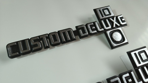 Custom Deluxe Emblema  Foto 3