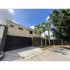 Espectacular Casa Remodelada Con Los Mejores Acabados Mls #23-26728