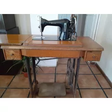 Máquina De Coser Necchi Modelo Vintage Con Mueble De Cedro 