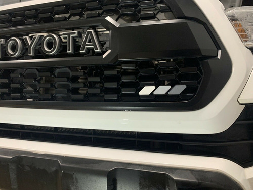 Emblema Tri-color Para Parilla Toyota Tacoma Trd 3gen  Foto 8