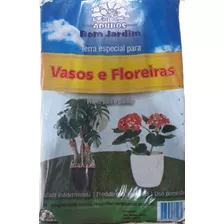 Terra Vegetal Adubada Preta Preparada Com Orgânicos 2 Kg