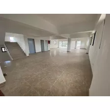 Local Comercial En 3er Nivel En El Ensanche La Fe. Zona Céntrica Y Segura Perfecta Para Cualquier Tipo De Negocio. Mantenimiento Incluido, Valet Parking, Planta Full, Ascensor, Cercano A Las Avenidas 