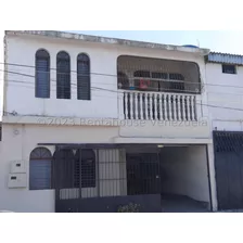 Raiza Suarez Vende Amplia, Cómoda Y Céntrica Casa, Ubicación Estratégica En El Centro Barquisimeto Fácil Acceso., Excelente Oportunidad De Inversión En Casa Para Uso Residencial O Comercial 2 3 17827