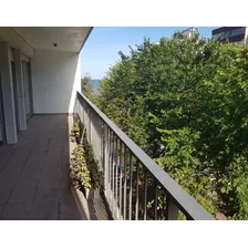 Vendo Excelente Apartamento, Amplio Al Frente Con Vista A La Rambla, 3 Dormitorios + Servicio, 3 Baños, Balcón, Terraza Lavadero Y Cochera Con Box, Pocitos.