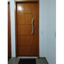 Excelente Apartamento Moderno, Totalmente Reformado, Pisos Novos, Pintura Recente, Novas Instalações Elétricas E Lustres Novos. Localizado No Primeiro Andar, Com Vista Aberta E Recebe A Luz Do Sol .