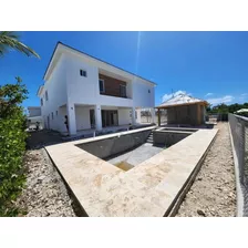 Casa En Venta En Punta Cana Village, Punta Cana, 515m2, 4 Hab. 4 Parqueos, Comunidad Exclusiva, Seguridad Permanente, Solo Propiedades De Alto Valor, A 5 Minutos Del Aeropuerto, Tu Villa De Ensueño.