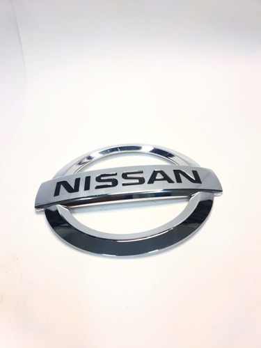 Emblema Parrilla Frontal Nissan Versa 2020 2021 2022 Foto 3