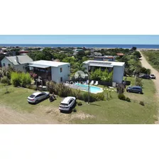 Complejo En Venta En Punta Negra, Con Piscina Y Cerca De La Playa. 8 Apartamentos.