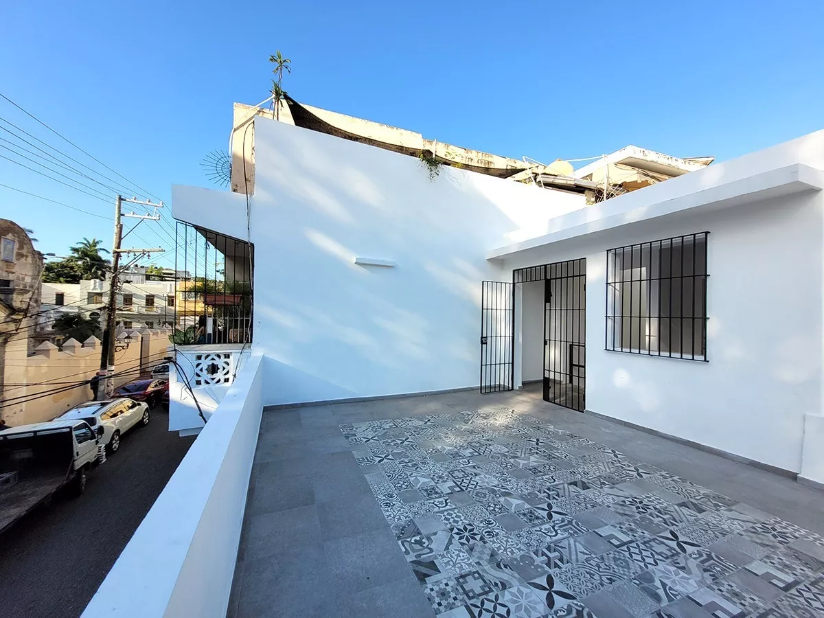 For Sale Casa Reformada En La Zona Colonial De Dos Niveles Con 2 Habitaciones Y Terraza 