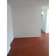 Departamento Amplio Y Céntrico . Se Vende 