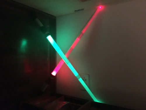 Star Wars Espada Laser Extendible Retractil Con Luz Sonido  