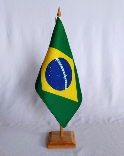 Bandeira  Do Brasil De Mesa Com Suporte E Mastro Alt 31 Cm