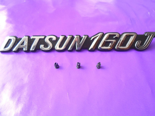 Emblema Datsun 160 J Original Clasico Con Grapas Foto 3