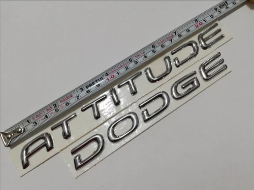 Par De Emblemas Dodge Attitude Letras Cromadas Foto 2