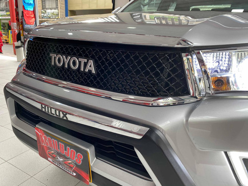 Persiana Toyota Hilux Revo 2017-2018 Toyota Letter Cromada Foto 3