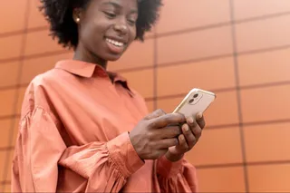 mulher usando o celular