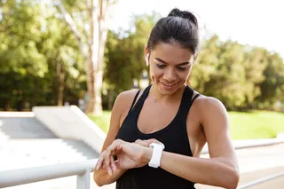 mulher conferir seu smartwatch