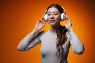 mujer escuchando música con audífonos