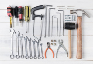 kit de herramientas sobre mesa 