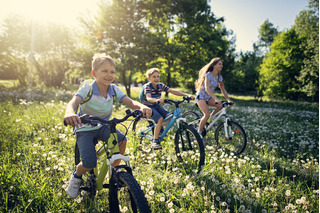 Niños andando en bicicleta