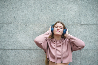 mujer escuchando música con audífonos inalámbricos