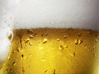 Mantené tus bebidas frías con las heladeras de la marca Midea.