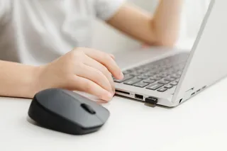 Pessoa usando mouse sem fio