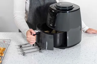 Pessoa usando airfryer