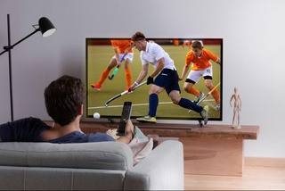 homem assistindo televisĂŁo