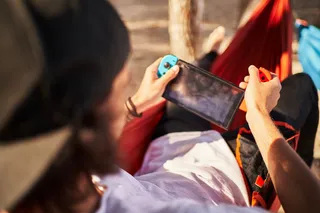 joven jugando con la nintendo switch lite