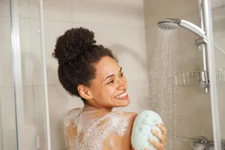 Mulher tomando banho