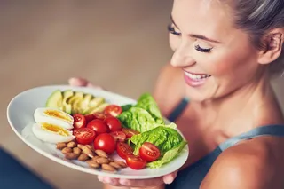 Mulher com prato de comida saudável