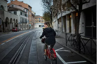 Mujer manejando bicicleta