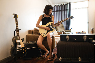 Mulher tocando guitarra