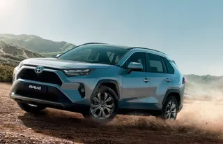 SUV Toyota Rav4 sobre suelo de tierra con fondo montañoso