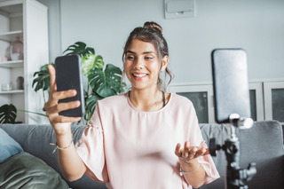 Joven se toma una selfie con su celular